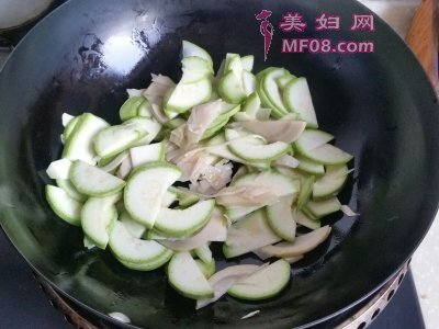 家常西葫芦炒笋片的做法 西葫芦炒笋片怎么做好吃
