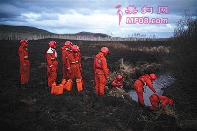  5月4日18时许，北线火场过火区，武警内蒙古大兴安岭森林支队官兵在湿地溪流取水。
