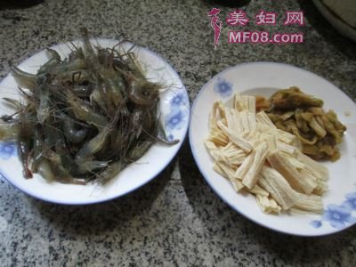 榨菜丝腐竹炒河虾最正宗的做法 家常榨菜丝腐竹炒河虾的做法