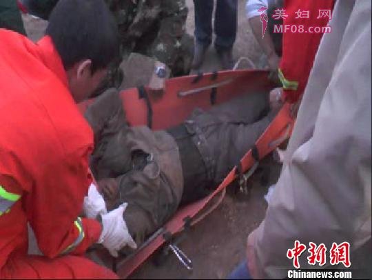 被救出的受伤村民 消防部门提供的视频救援资料截图 摄