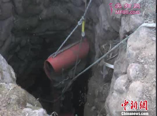 将受伤村民拉出枯井 消防部门提供的视频救援资料截图 摄