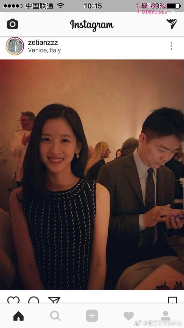 奶茶妹妹晒与老公合照秀恩爱 刘强东一旁玩手机