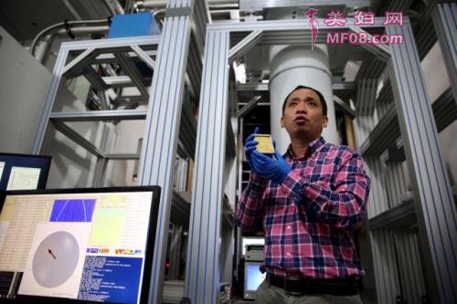 朱晓波介绍超导量子计算机芯片。(新华社记者 金立旺 摄)