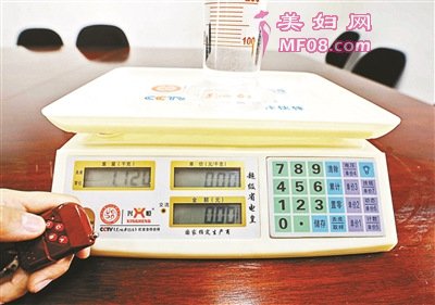 用遥控器草作，1000毫升水立刻变成1.12千克
