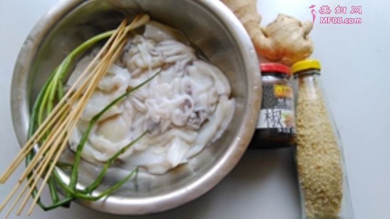 黑胡椒烤墨鱼仔怎么做好吃 家常黑胡椒烤墨鱼仔的做法