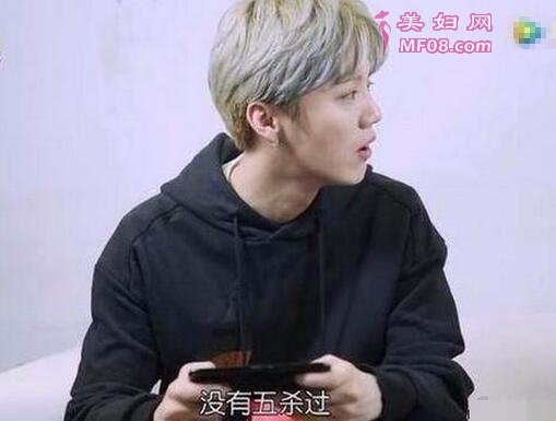鹿晗遗憾玩游戏还没有五杀过 要向高手杨幂看齐