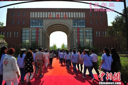 学生和家长手牵手依次走过“成伦门” 张帆 摄
