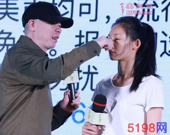 冯小刚标准苛刻 当场检验是否“整容脸”戳脸捏鼻样样齐活！