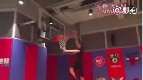 邓超扣篮