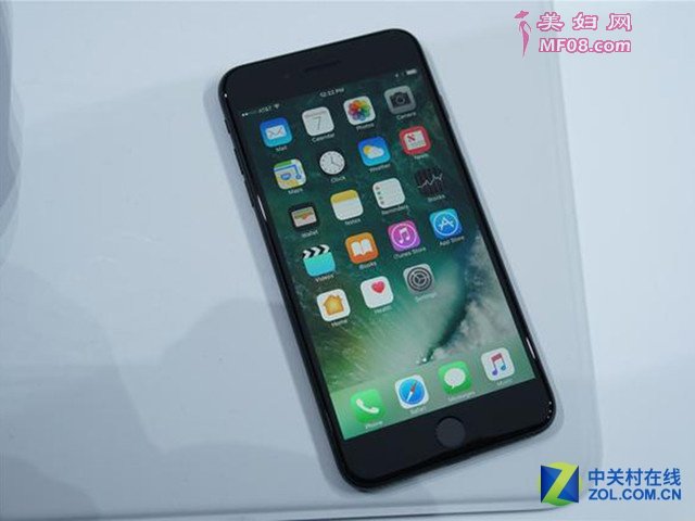 iPhone7ϵֻ洢Ϊ32GB/128GB/256GBȴǰ16GB/64GB/128GB洢Ҳķۼ۷iPhone7 Plusȥ300Ԫȴ˫ͷ͸ǿA10tiSE棬iPhone7ϵоṩڡڡõSESEṩ32GB洢İ汾