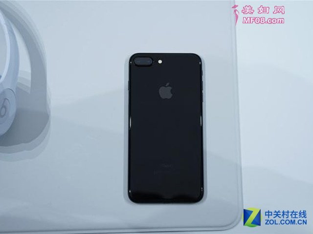 iPhone7系列手机存储容量升级为32GB/128GB/256GB，相比此前的16GB/64GB/128GB存储也进行了量的翻倍，售价方面iPhone7 Plus比去年贵了300元，但却增加双镜头和更强的A10处理器。整ti配SE方面，今年iPhone7系列均提供了亮黑、黑、银、金、玫瑰金五种颜SE，不过亮黑SE不提供32GB存储容量的版本。