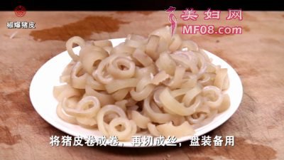 青椒爆猪皮最正宗的做法 家常青椒爆猪皮的做法