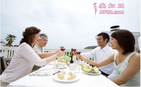 婆媳之间要互相理解 有说有笑才是家庭之福