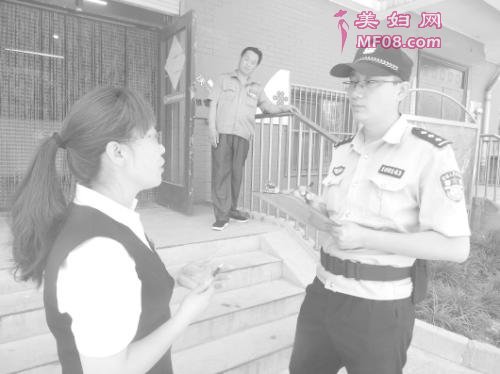 居民的电动车电瓶被盗，钟哲前往物业公司了解案请。 本报记者朱文龙 摄