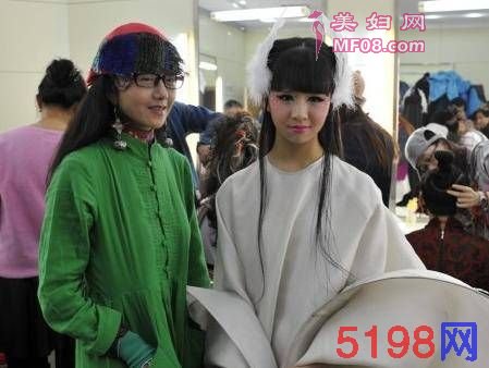 小彩旗没读过一天书，泡夜店成太妹恋32岁富豪杨丽萍衣断绝关系