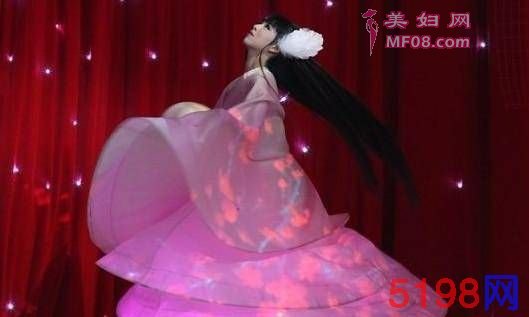 小彩旗没读过一天书，泡夜店成太妹恋32岁富豪杨丽萍衣断绝关系