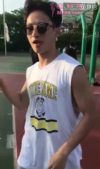 刘洲成打篮球