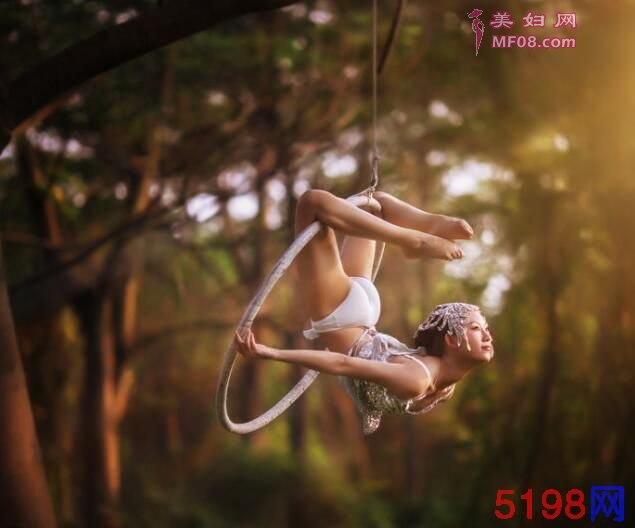 美女天团深林秀新感 拍空中写真呼吁爱护动物2.jpg