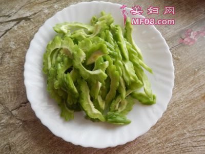 怎么做苦瓜炒鸭蛋最好吃 苦瓜炒鸭蛋怎么做好吃