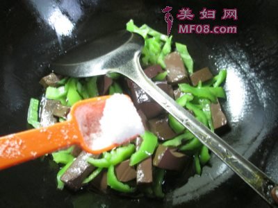 尖椒炒鸭血最正宗的做法 家常尖椒炒鸭血的做法