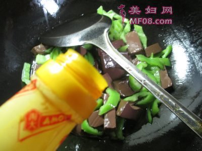 尖椒炒鸭血最正宗的做法 家常尖椒炒鸭血的做法