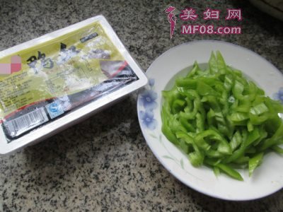 尖椒炒鸭血最正宗的做法 家常尖椒炒鸭血的做法