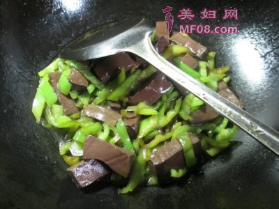 尖椒炒鸭血最正宗的做法 家常尖椒炒鸭血的做法