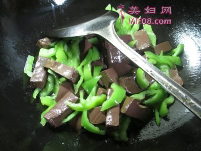 尖椒炒鸭血最正宗的做法 家常尖椒炒鸭血的做法