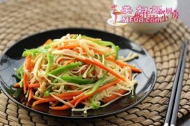 青椒胡萝卜炒金针菇怎么做好吃 家常青椒胡萝卜炒金针菇的做法