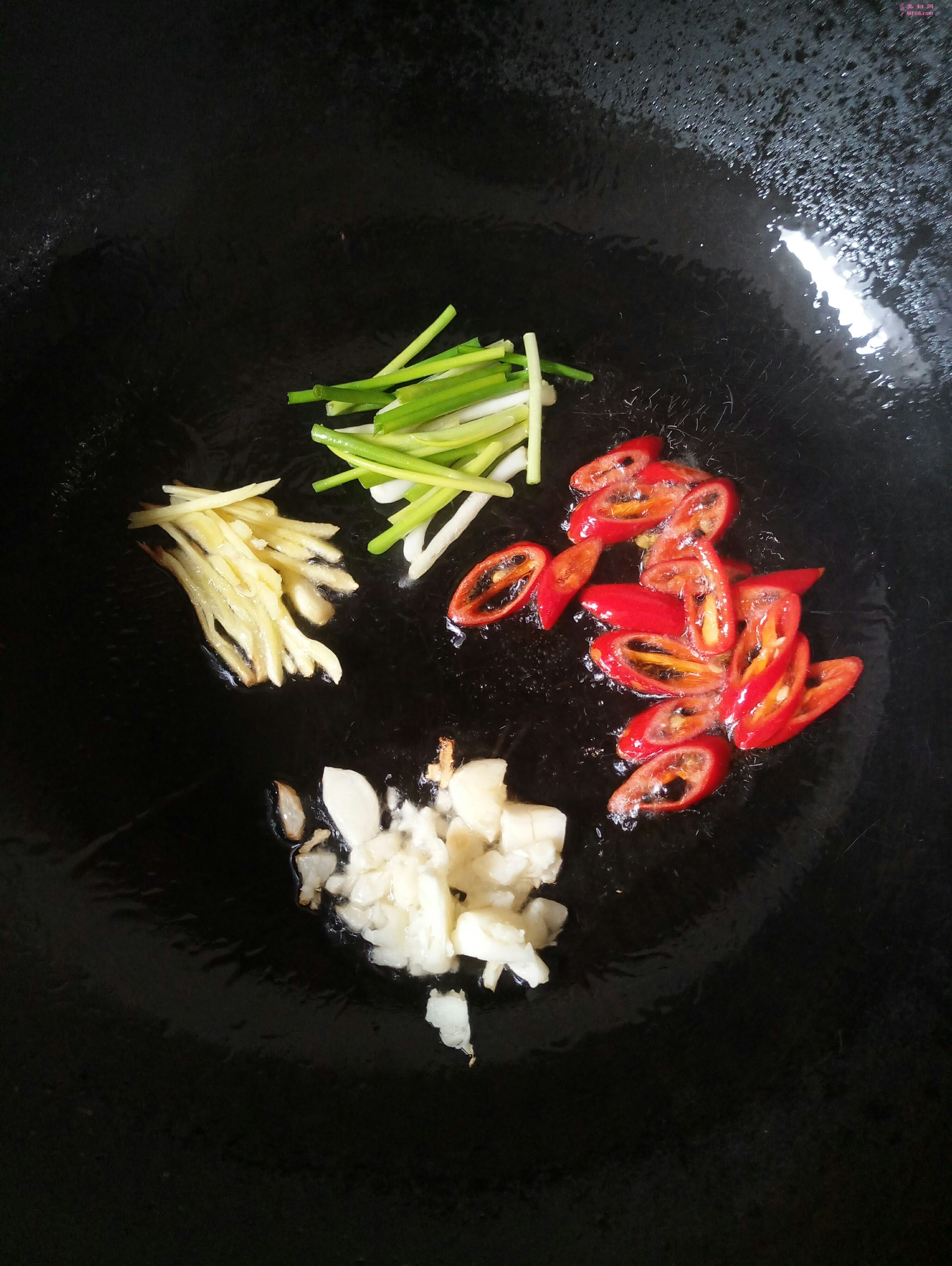 爆炒花甲怎么做好吃 家常爆炒花甲的做法