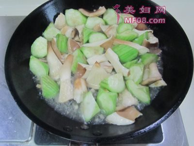 丝瓜炒猪肚菇怎么做好吃 家常丝瓜炒猪肚菇的做法