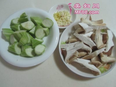 丝瓜炒猪肚菇怎么做好吃 家常丝瓜炒猪肚菇的做法