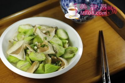丝瓜炒猪肚菇怎么做好吃 家常丝瓜炒猪肚菇的做法