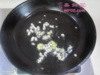 丝瓜炒猪肚菇怎么做好吃 家常丝瓜炒猪肚菇的做法
