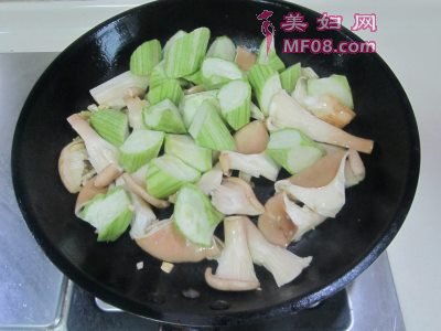 丝瓜炒猪肚菇怎么做好吃 家常丝瓜炒猪肚菇的做法