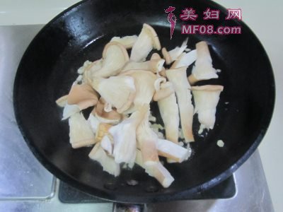 丝瓜炒猪肚菇怎么做好吃 家常丝瓜炒猪肚菇的做法