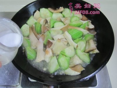 丝瓜炒猪肚菇怎么做好吃 家常丝瓜炒猪肚菇的做法