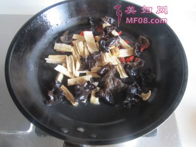 芦笋腐竹炒木耳怎么做好吃 家常芦笋腐竹炒木耳的做法
