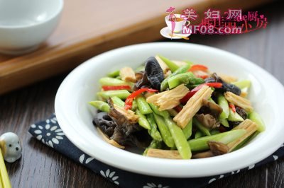 芦笋腐竹炒木耳怎么做好吃 家常芦笋腐竹炒木耳的做法