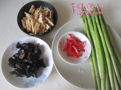 芦笋腐竹炒木耳怎么做好吃 家常芦笋腐竹炒木耳的做法