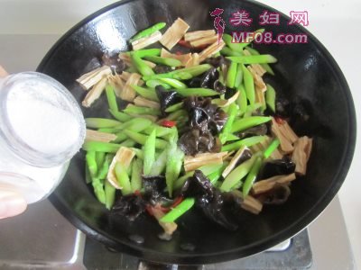 芦笋腐竹炒木耳怎么做好吃 家常芦笋腐竹炒木耳的做法