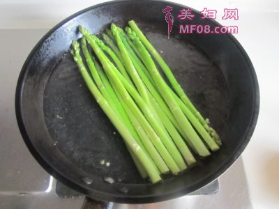 芦笋腐竹炒木耳怎么做好吃 家常芦笋腐竹炒木耳的做法
