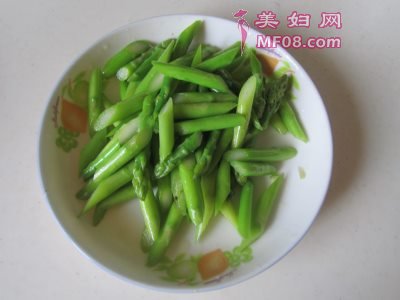 芦笋腐竹炒木耳怎么做好吃 家常芦笋腐竹炒木耳的做法