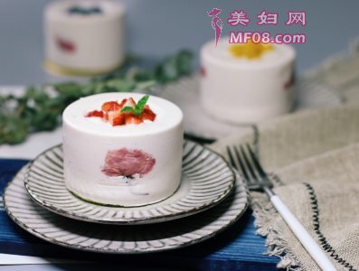 樱花草莓慕斯怎么做好吃 樱花草莓慕斯最正宗的做法