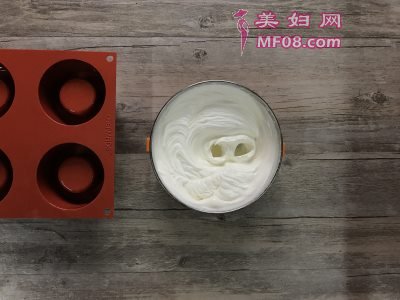 樱花草莓慕斯怎么做好吃 樱花草莓慕斯最正宗的做法