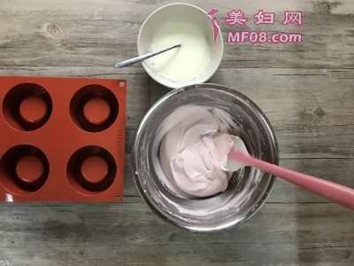樱花草莓慕斯怎么做好吃 樱花草莓慕斯最正宗的做法