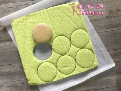 樱花草莓慕斯怎么做好吃 樱花草莓慕斯最正宗的做法