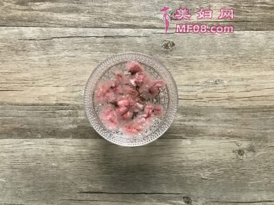 樱花草莓慕斯怎么做好吃 樱花草莓慕斯最正宗的做法