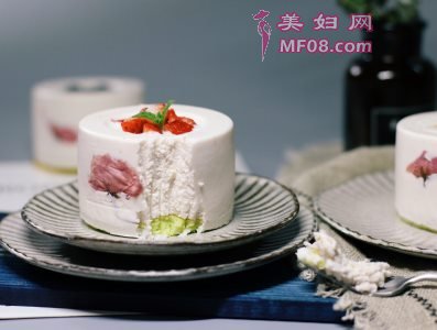 樱花草莓慕斯怎么做好吃 樱花草莓慕斯最正宗的做法