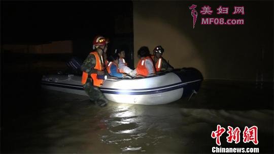 消防官兵在阳新县龙港镇转移被困人员 陈华飞 摄